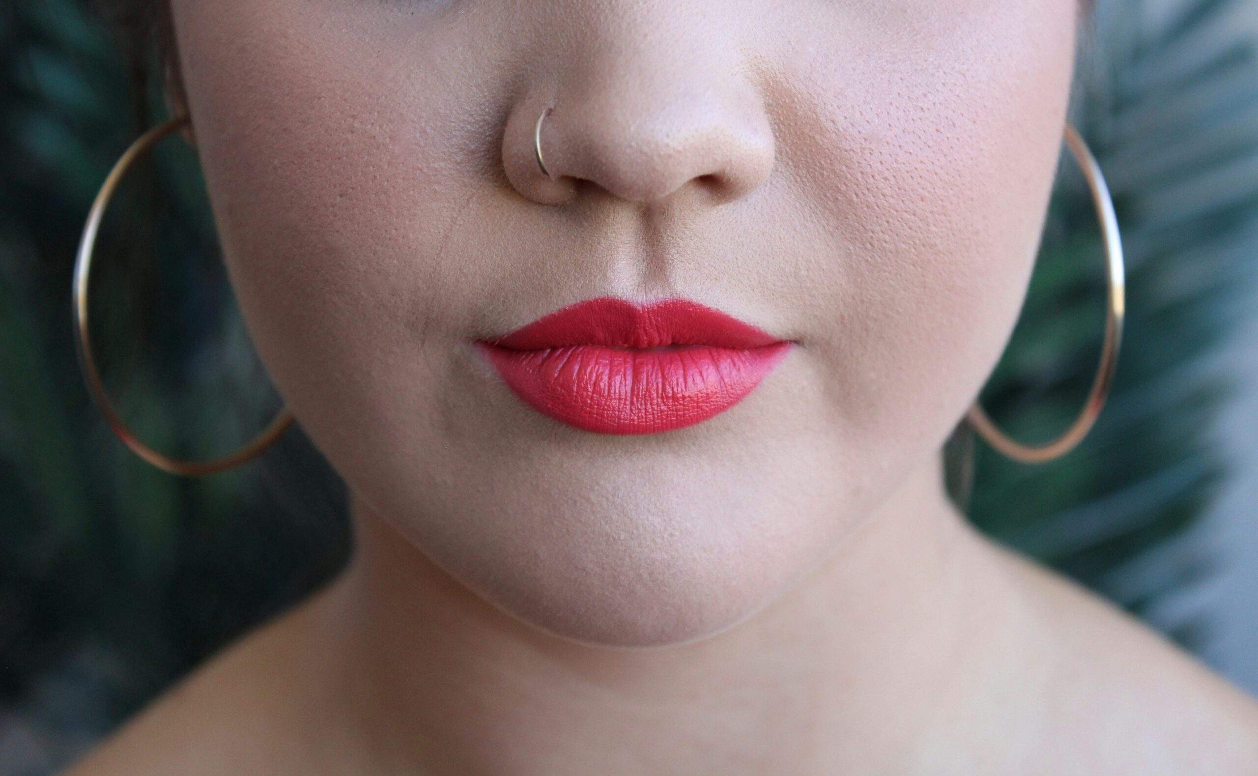Step-by-step diagram showing foundation, eye makeup, blush, and lipstick application